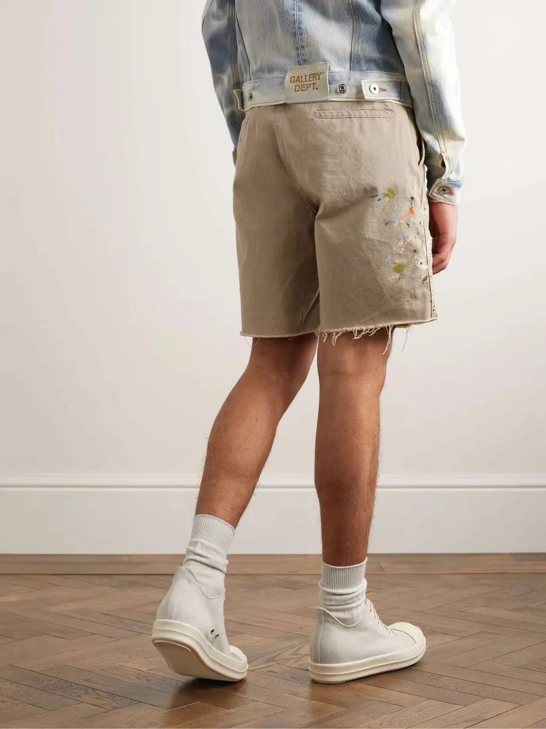 GALLERY DEPT. RICKY SHORT/KHAKI Splash-ink knife-cut khaki work shorts, khaki color 30-32-34-36 code, re-adjusted version, re-washed to make old VINTAGE, hand-made acrylic splash-ink graffiti, genuine cowhide steel stamped LOGO leather tag, original version with LOGO buttons